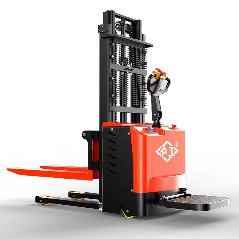 Xe nâng điện vận hành tại trạm